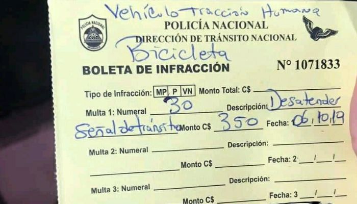 Policía de Nicaragua multa a ciclista